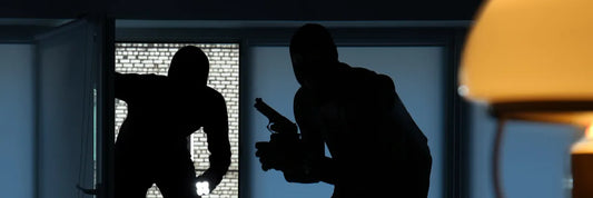 delincuentes entrando a una casa con un arma