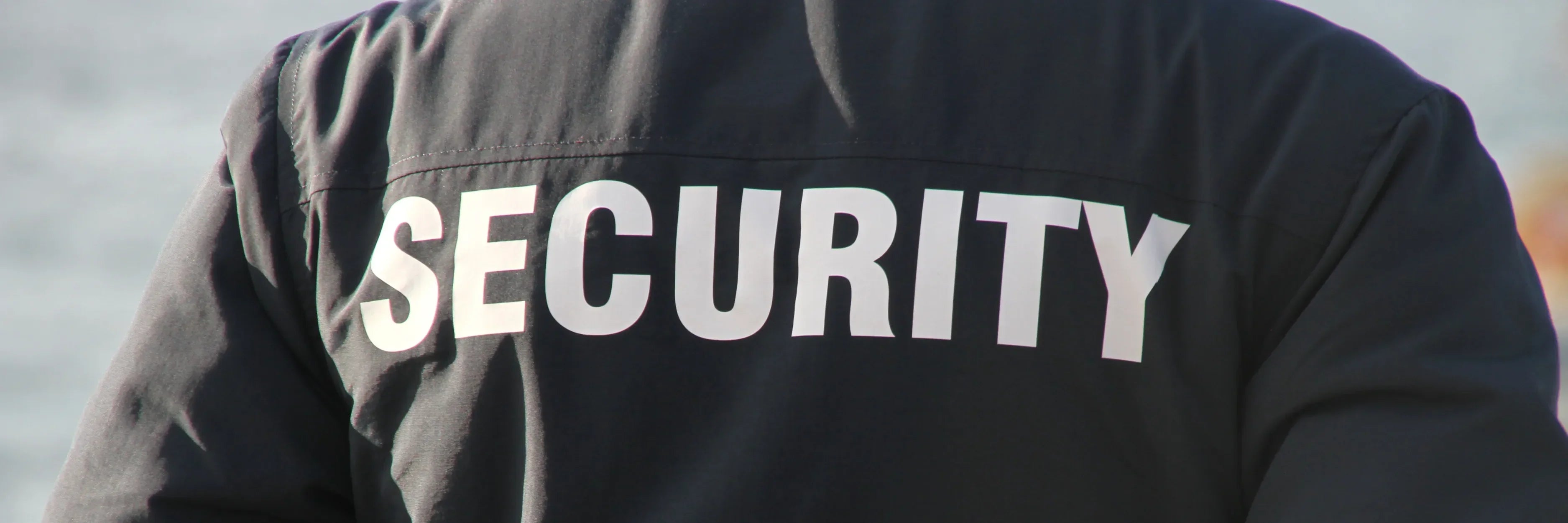 Guardia dormido en turno nocturno: riesgos y soluciones